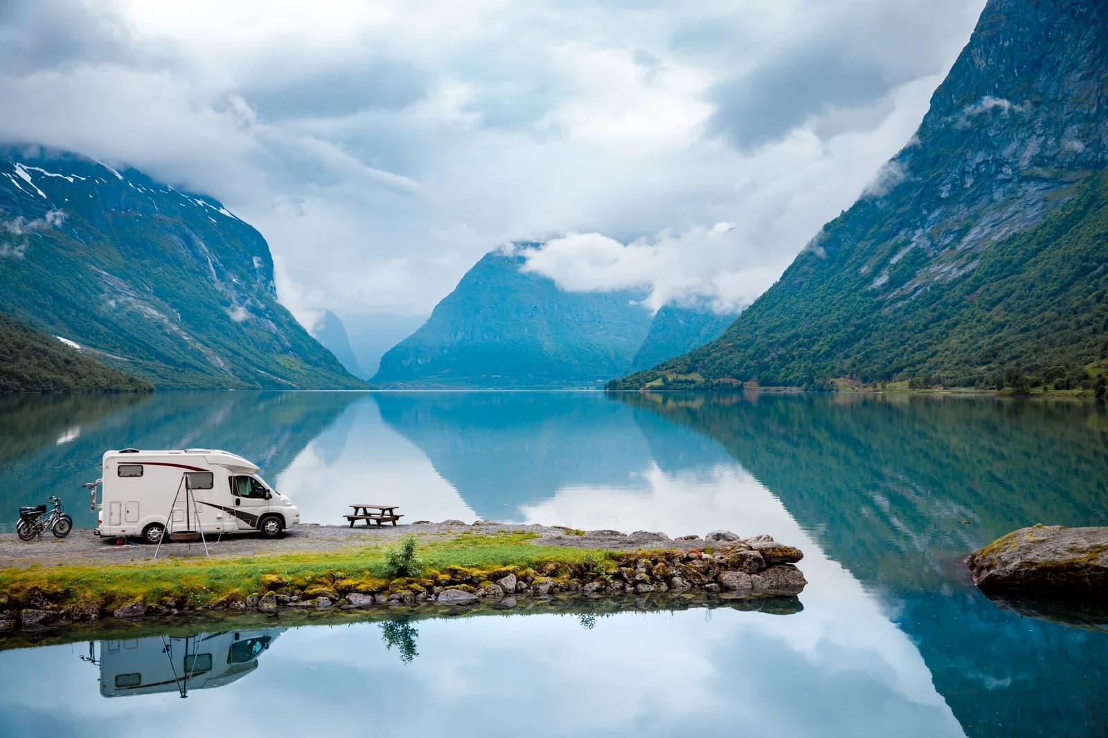 Camping in nordischer Landschaft